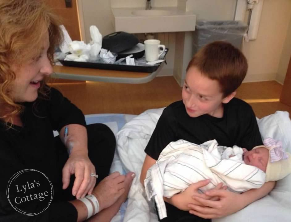 Mom introducing son to brand new baby sister in hospital-PPCM